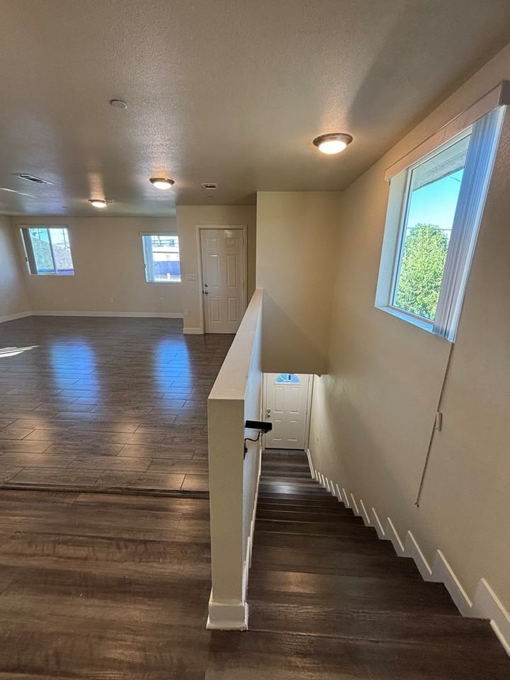 322 1/2 East 33rd Street - Photo 4 of 18