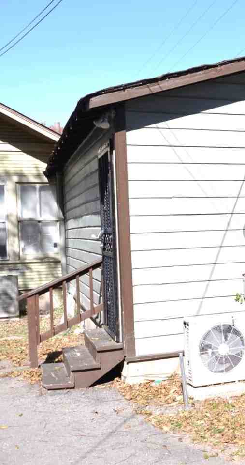 906 W Kings Hwy - Photo 3 of 17