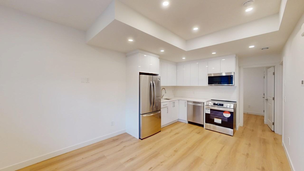 3331B 19 Ave Sw - Photo 3 of 8