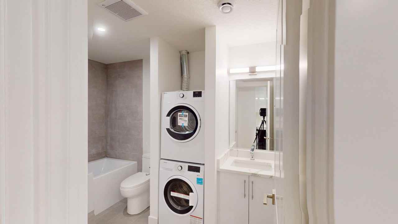 3331B 19 Ave Sw - Photo 7 of 8