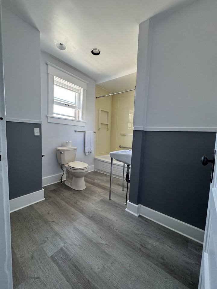 240 Ottawa Ave - Photo 6 of 16