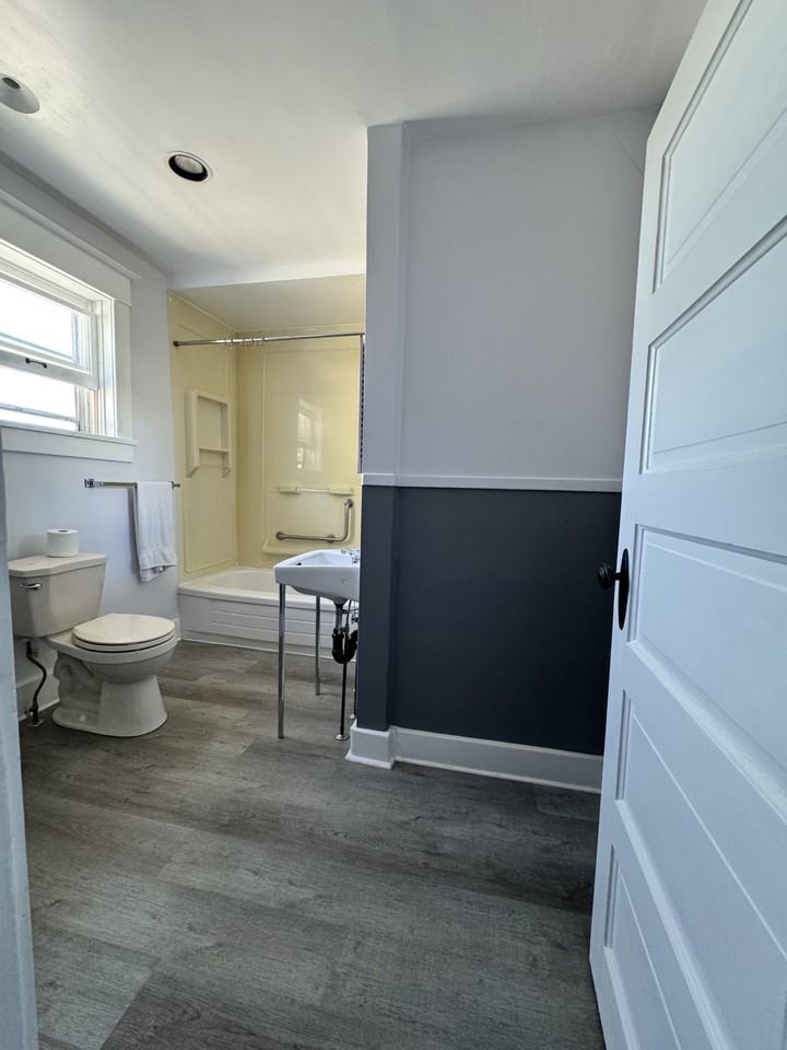 240 Ottawa Ave - Photo 7 of 16