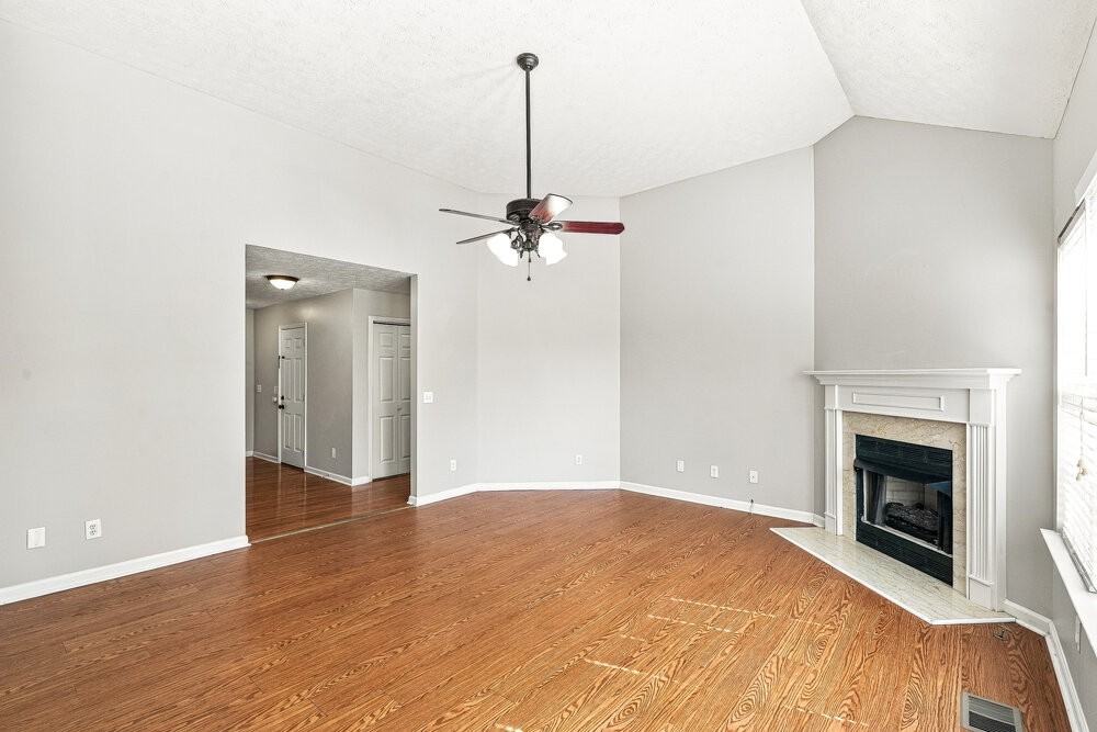 277 Iris Dr - Photo 3 of 16