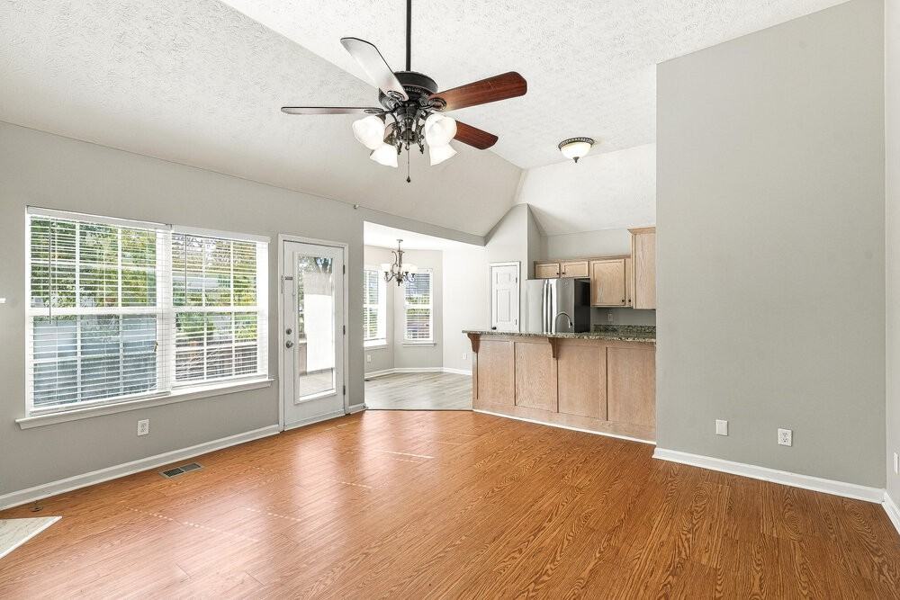 277 Iris Dr - Photo 4 of 16