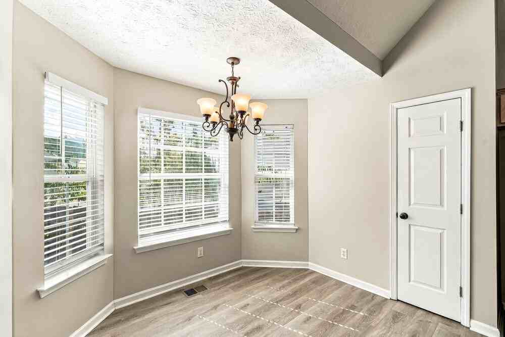 277 Iris Dr - Photo 5 of 16
