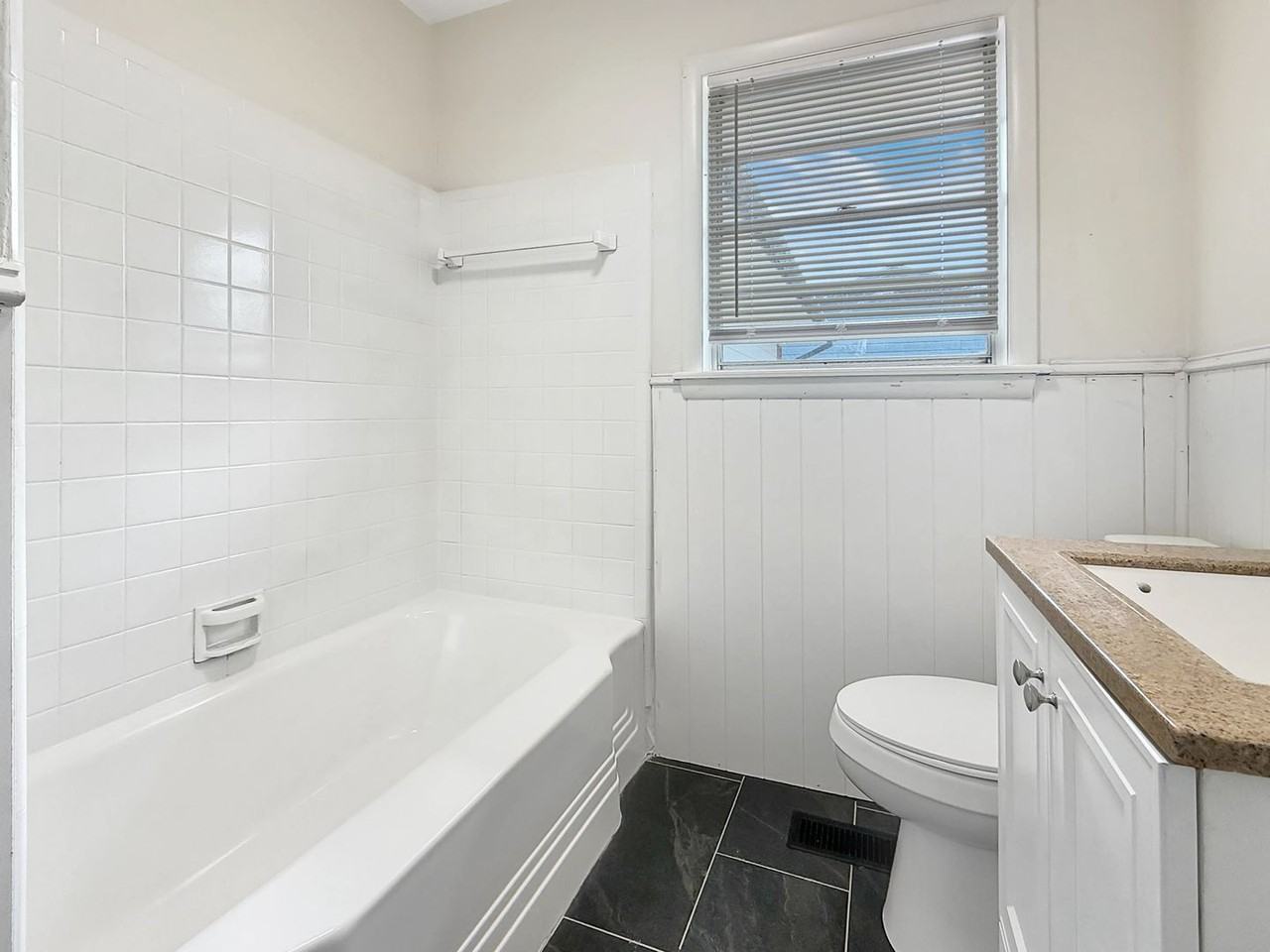 10212 E 7th St - Photo 5 of 9
