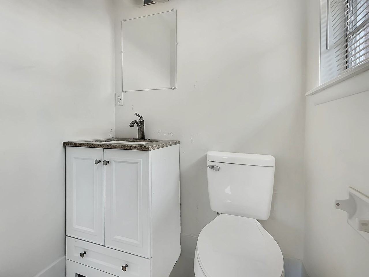 10212 E 7th St - Photo 7 of 9