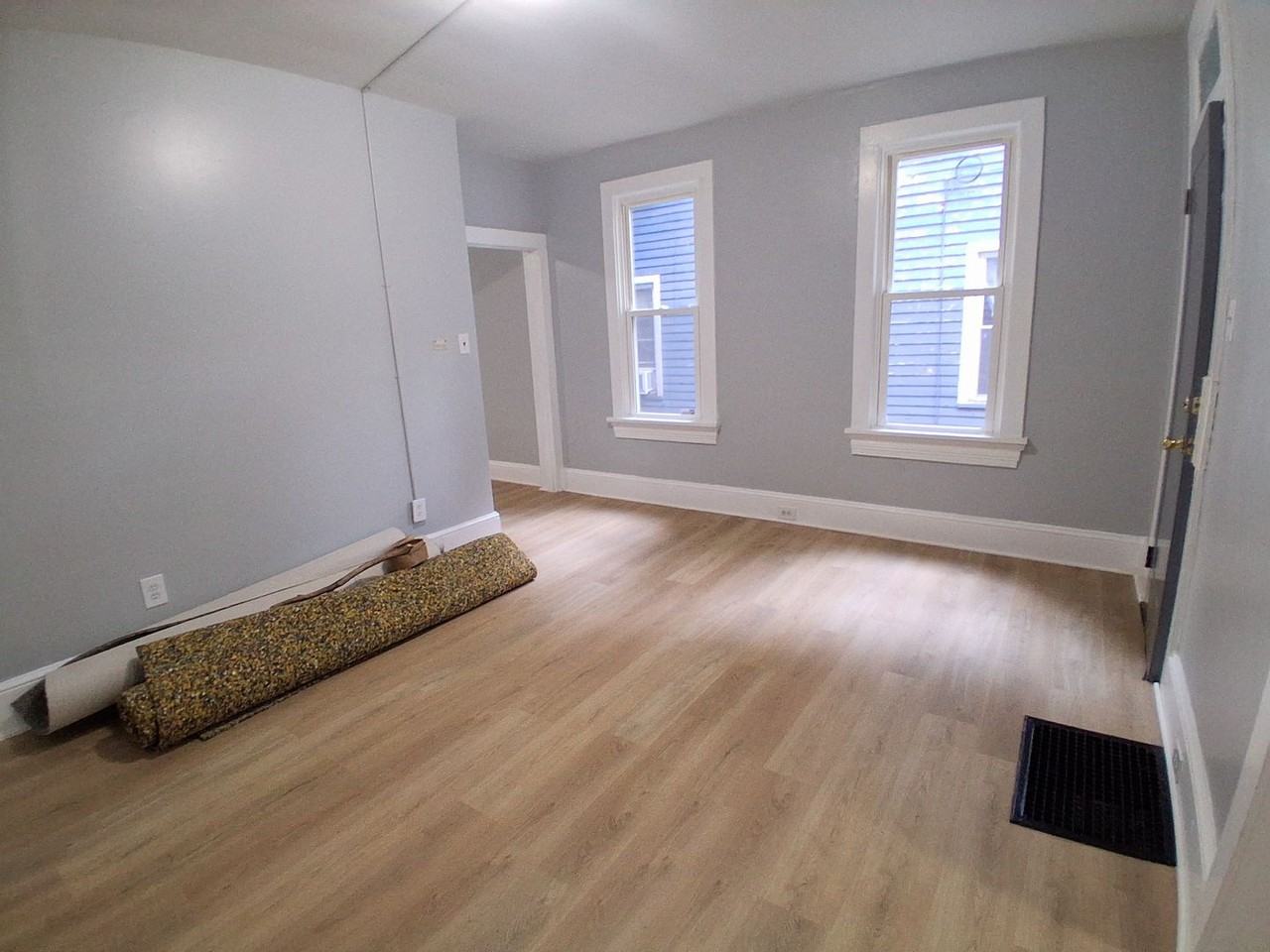 127 Oak St - Photo 4 of 20
