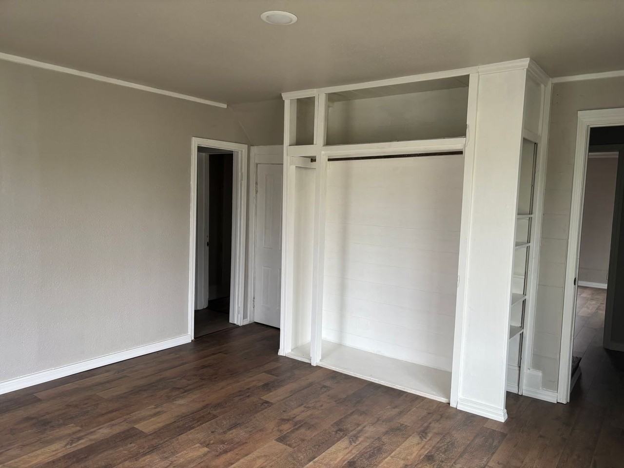 315 W 8th St - Photo 2 of 8