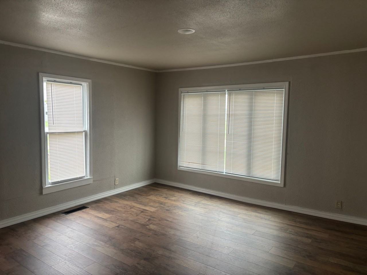 315 W 8th St - Photo 5 of 8
