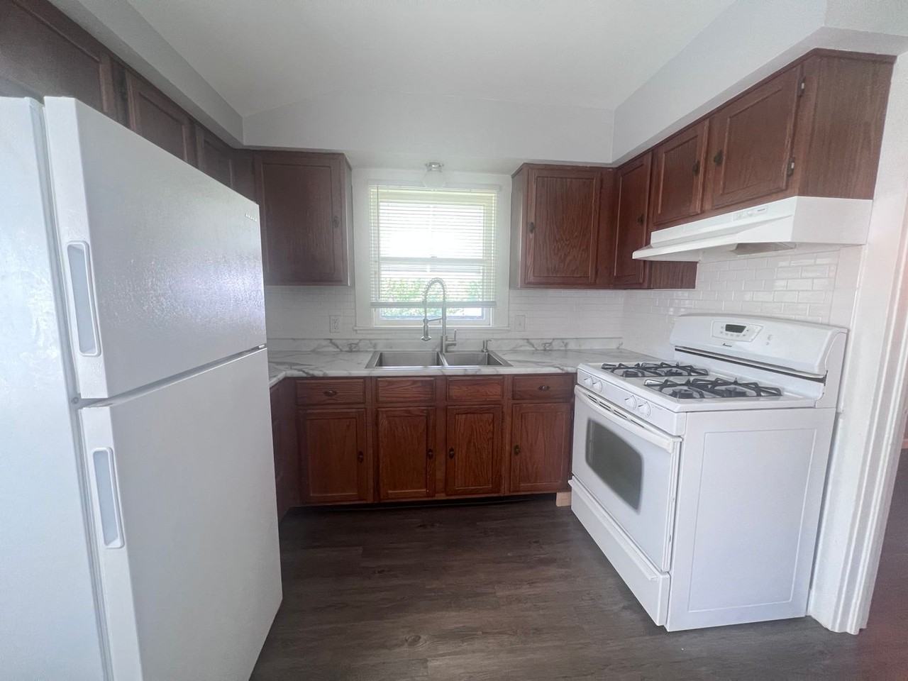 596 Grand Ave Ne - Photo 4 of 23