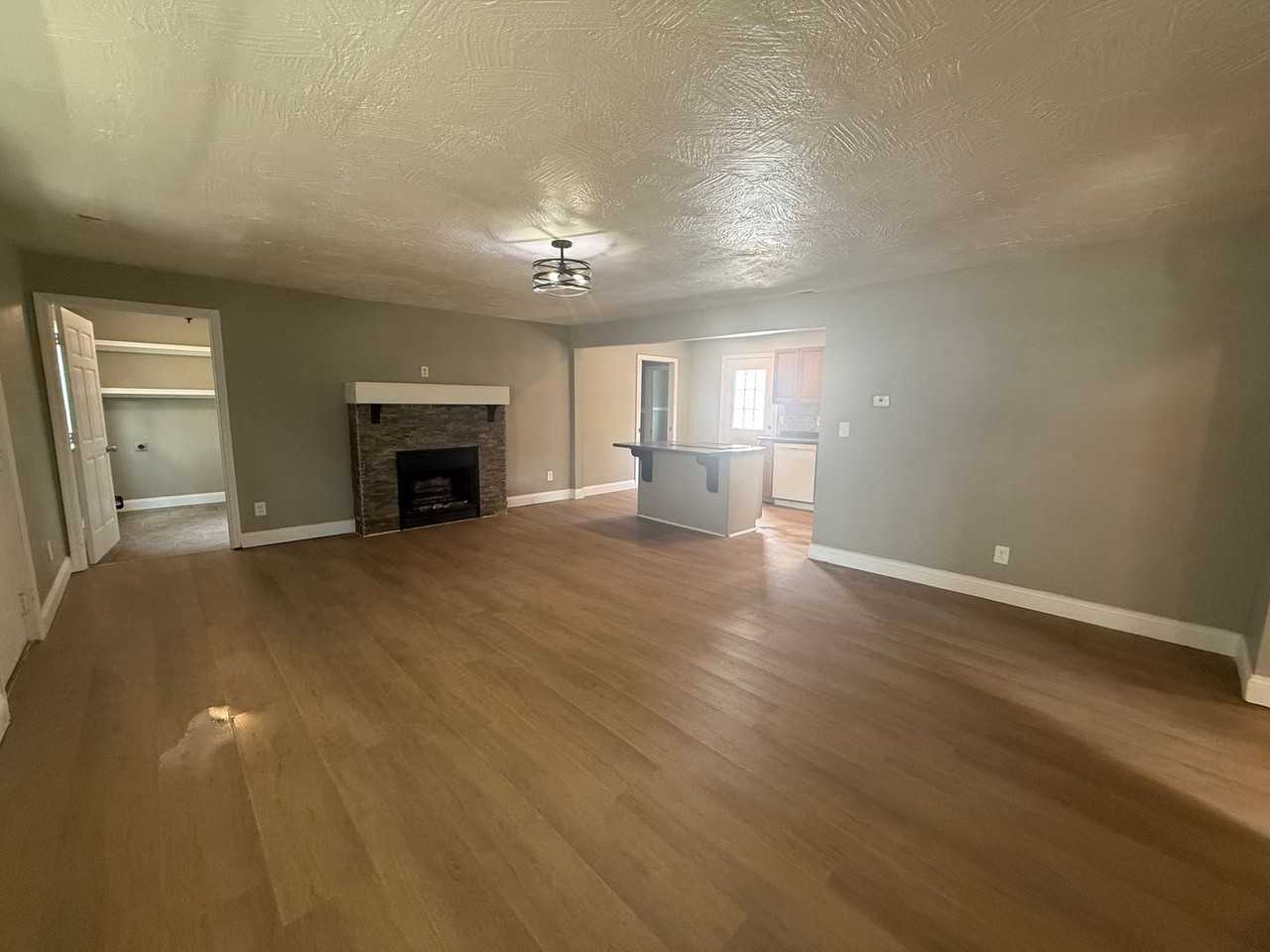 2222 N Hillcrest Ave - Photo 2 of 12