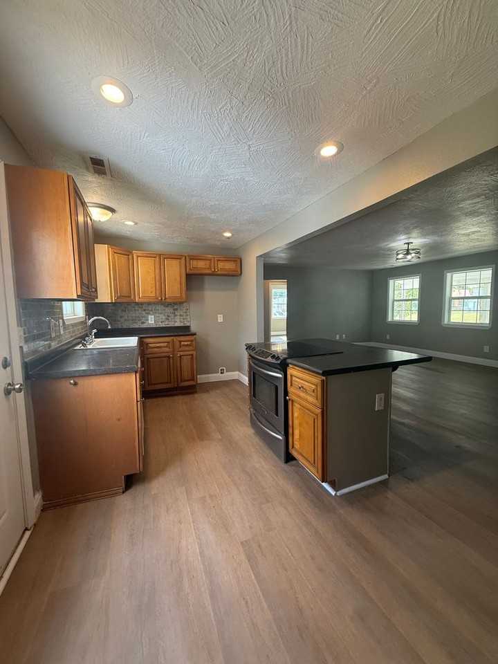 2222 N Hillcrest Ave - Photo 3 of 12