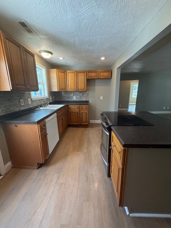 2222 N Hillcrest Ave - Photo 4 of 12
