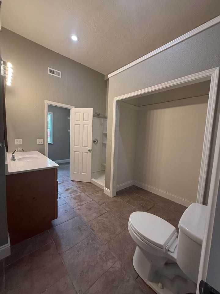 2222 N Hillcrest Ave - Photo 6 of 12