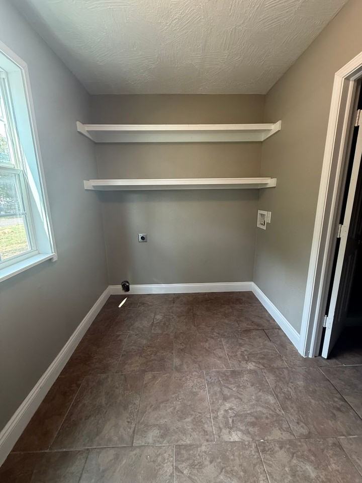 2222 N Hillcrest Ave - Photo 7 of 12