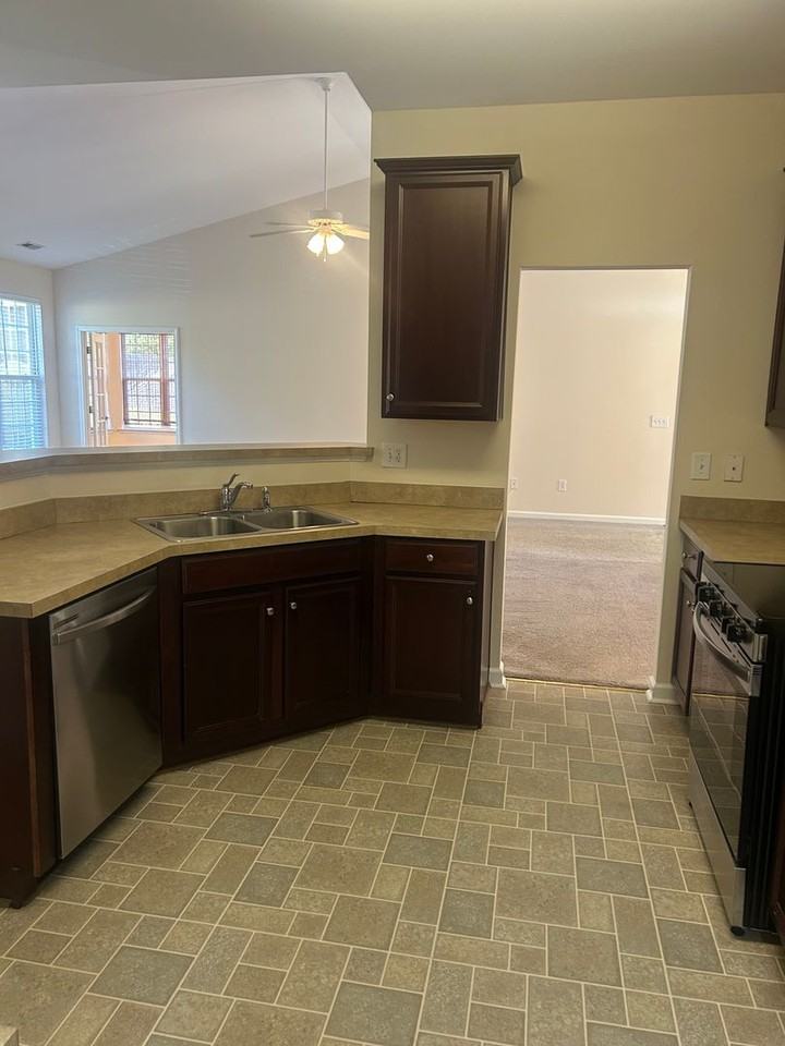 137 Bellemere Pl - Photo 7 of 33