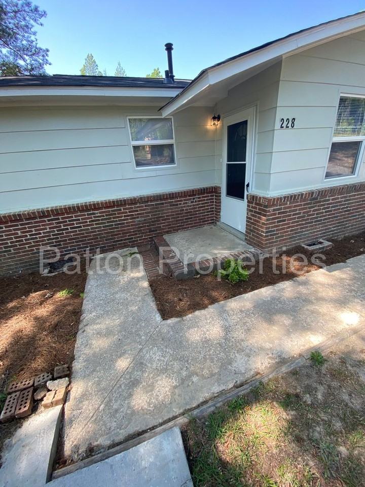 228 Lakeridge Pkwy - Photo 2 of 18