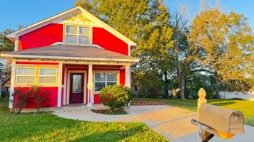 featured image of 104 E Lee St