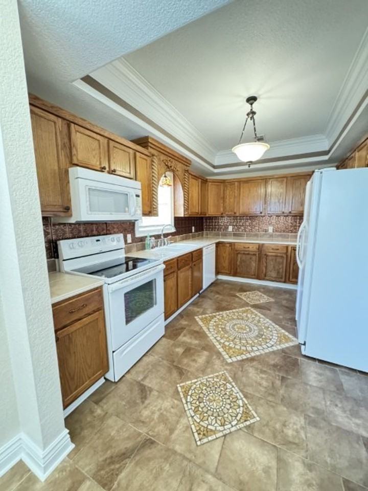 104 E Lee St - Photo 5 of 23