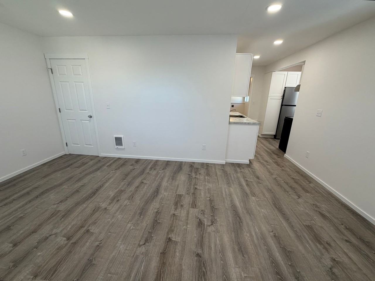 832 1/2 Methow St - Photo 4 of 13