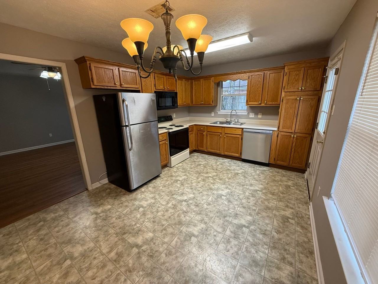 1700 Longfellow Dr - Photo 3 of 17