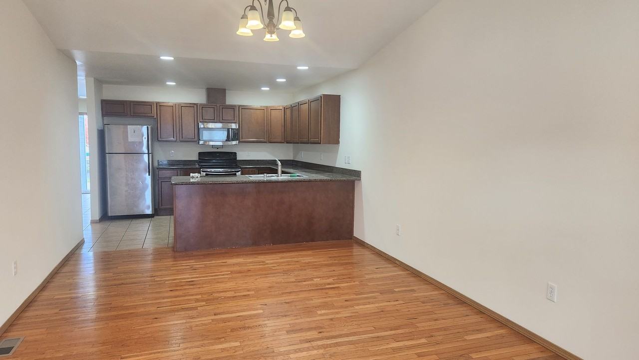 1213 W Franklin St - Photo 4 of 16