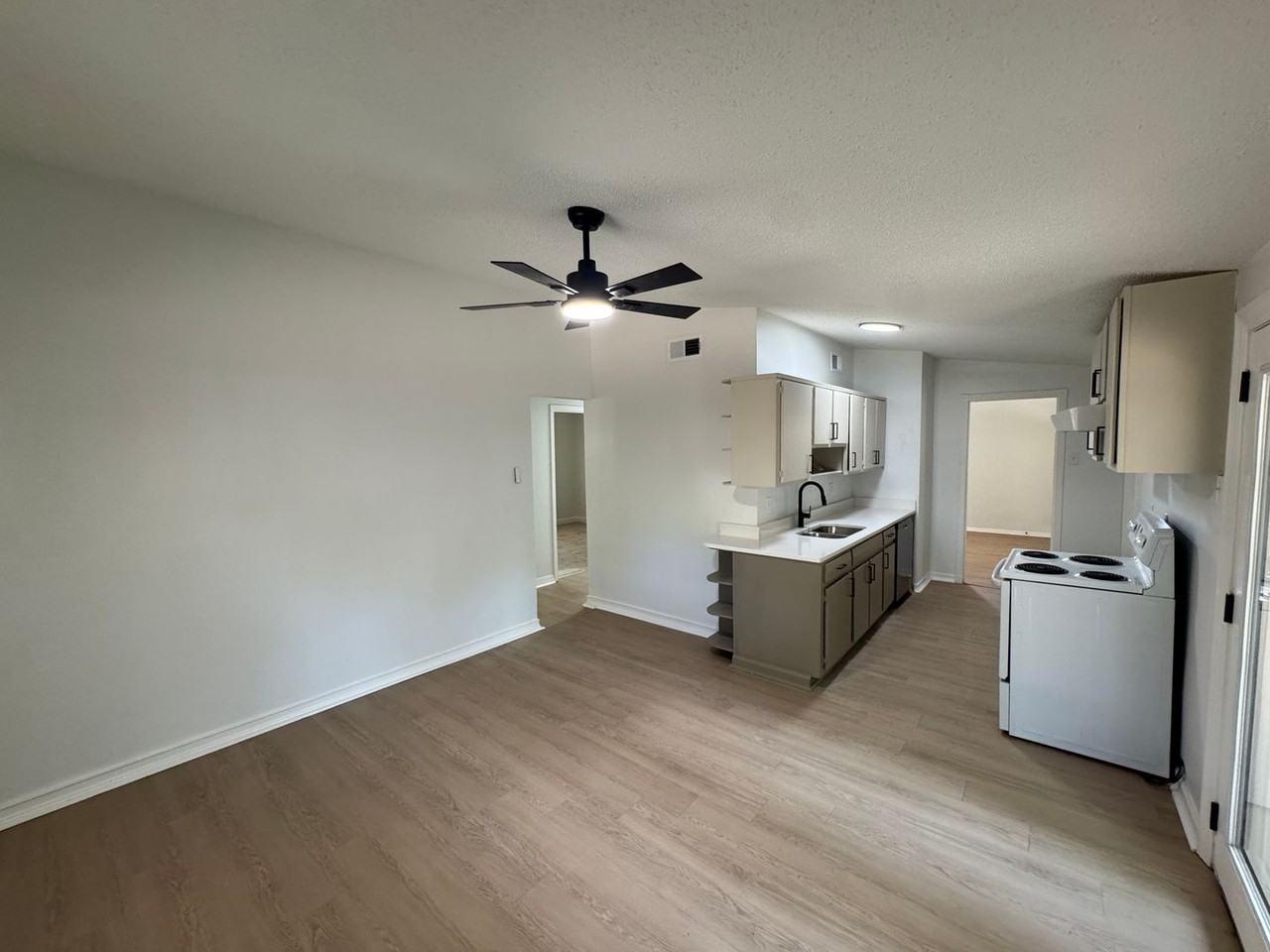 8658 Bunker Hill Dr - Photo 3 of 13