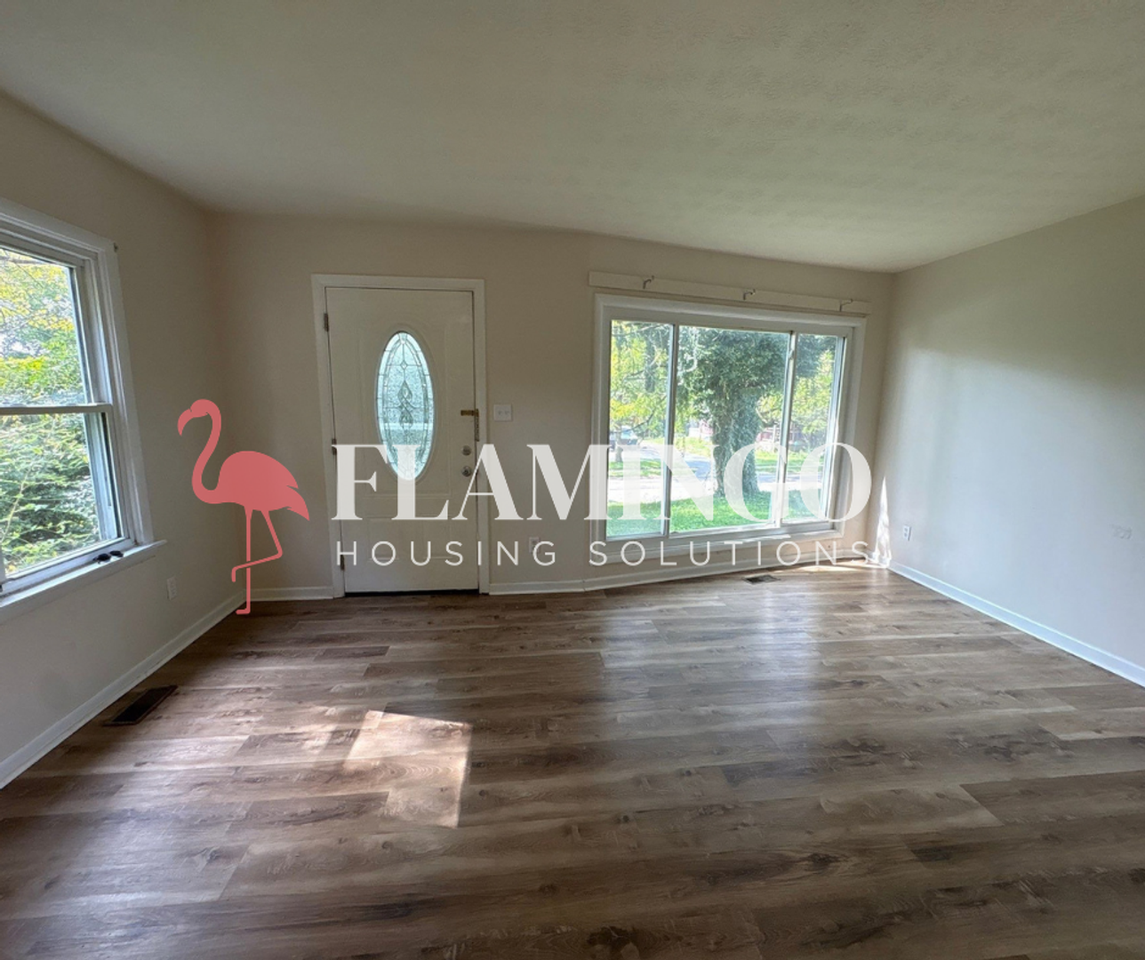 319 N West St - Photo 3 of 12