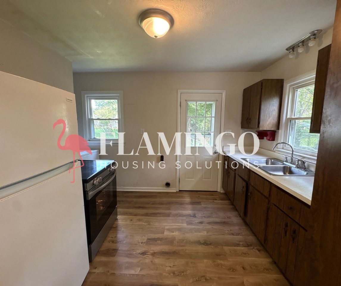 319 N West St - Photo 4 of 12