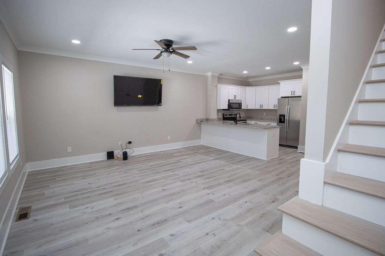 1111 Tree St - Photo 3 of 33