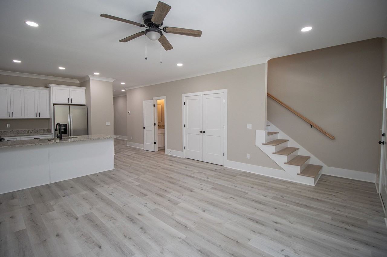 1111 Tree St - Photo 4 of 33