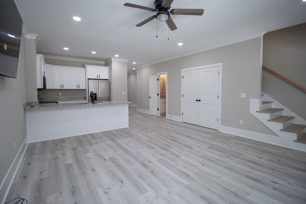1111 Tree St - Photo 5 of 33