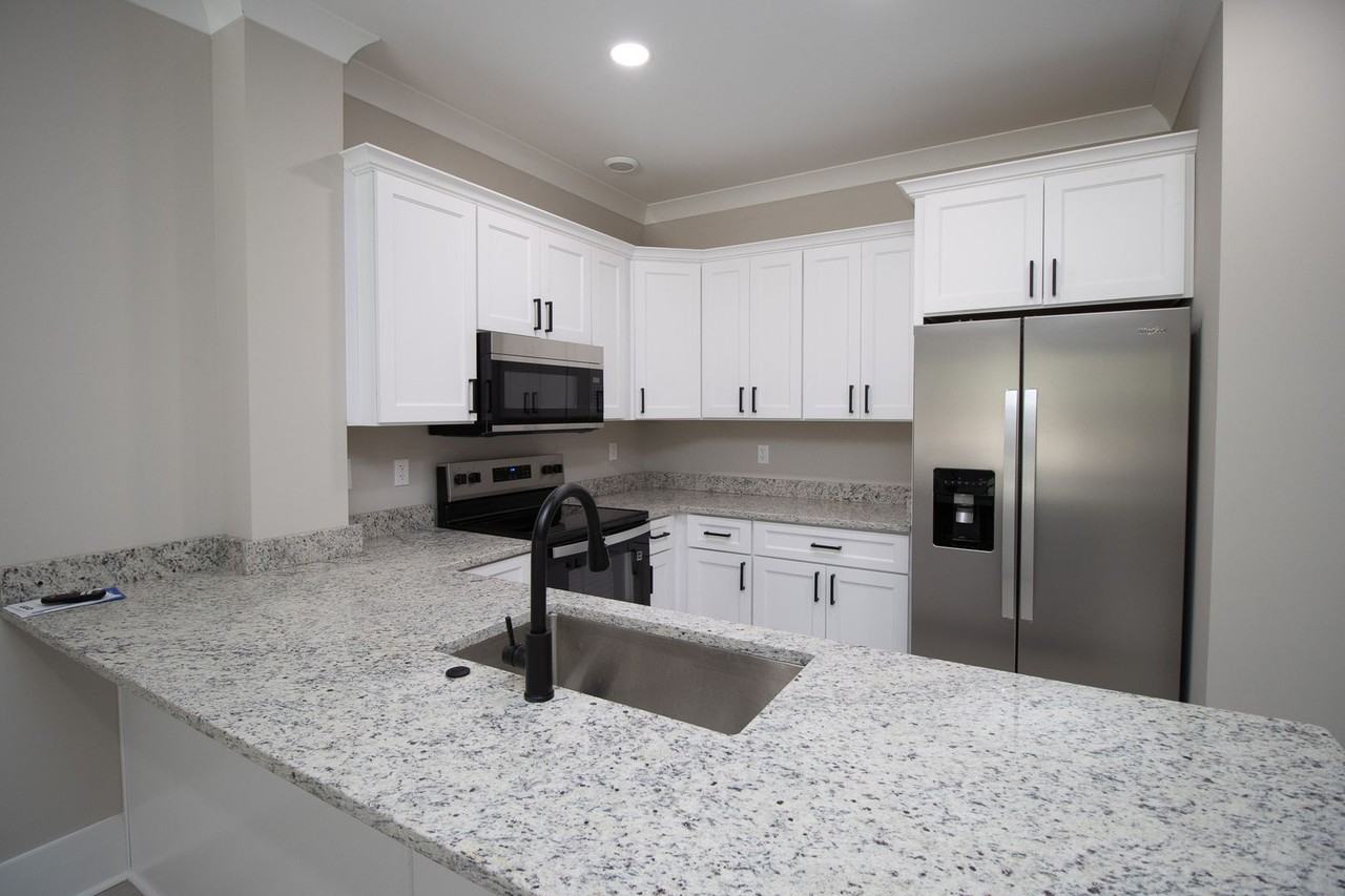1111 Tree St - Photo 6 of 33