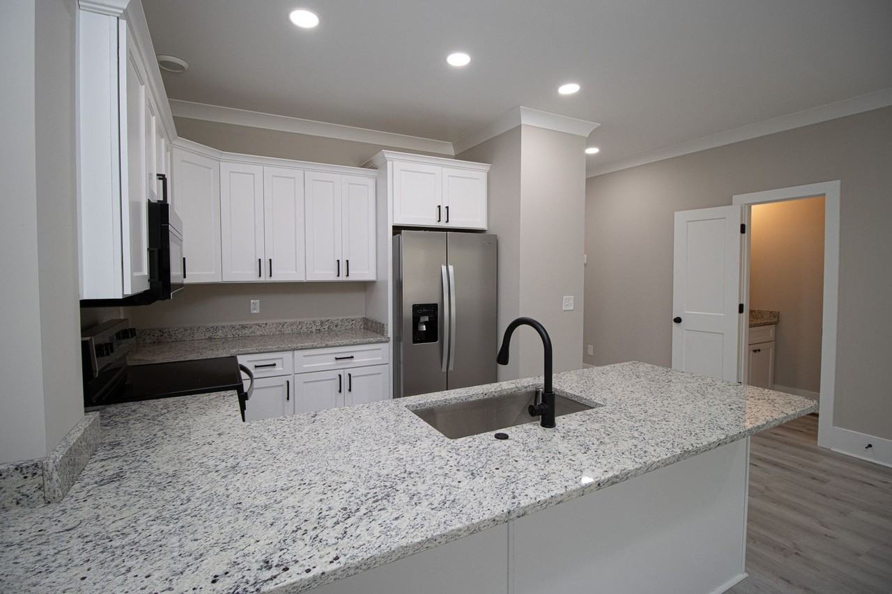 1111 Tree St - Photo 7 of 33