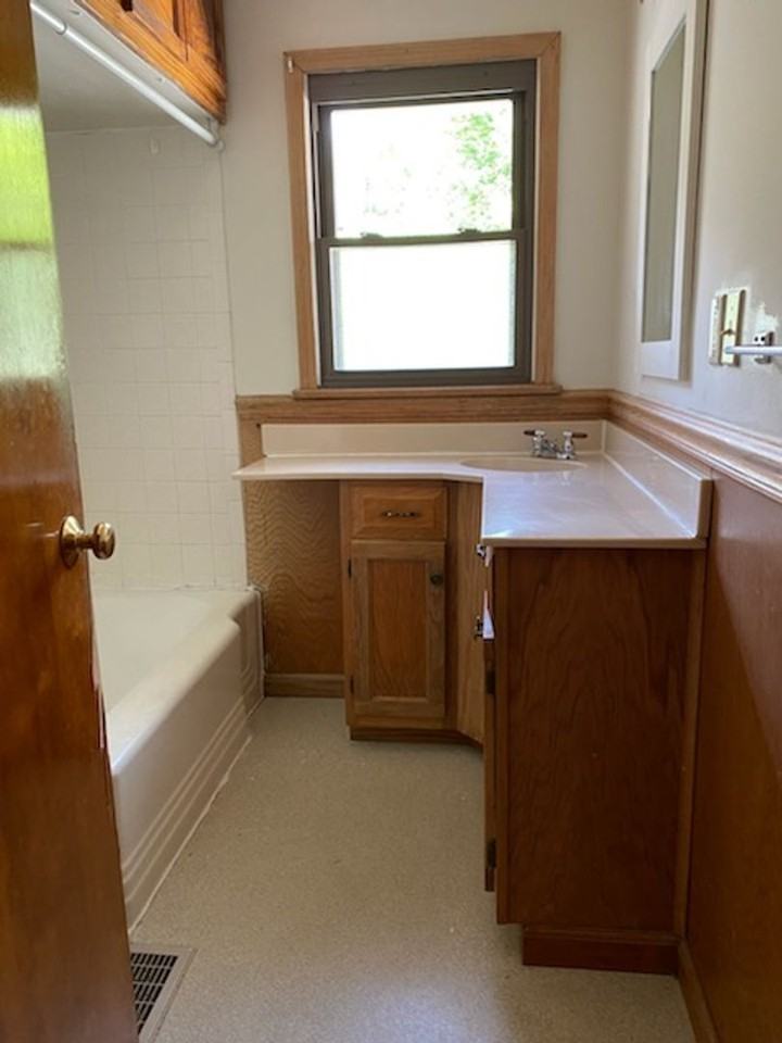 712 S Henderson St - Photo 6 of 8