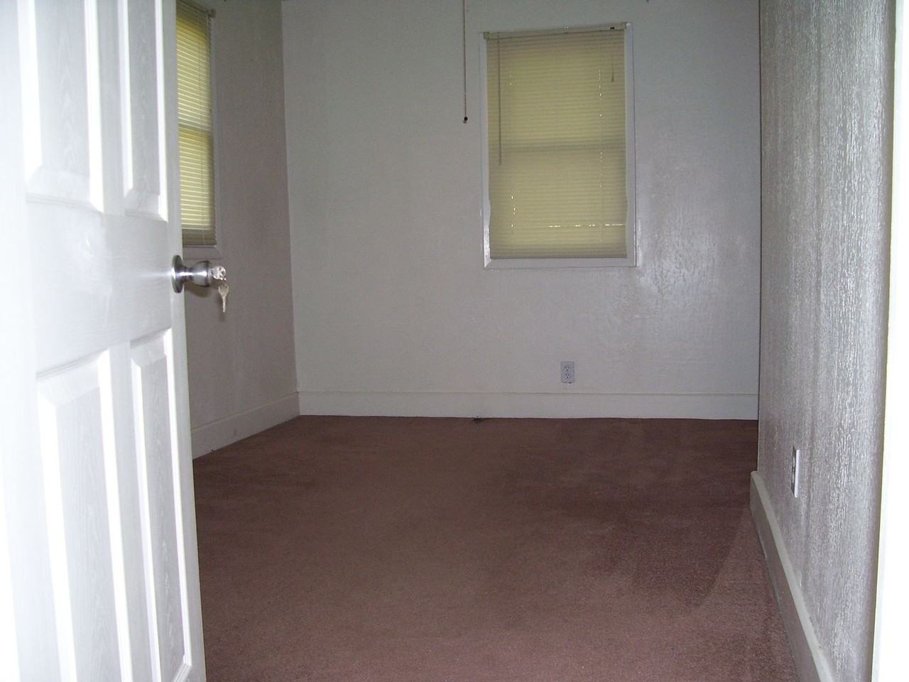720 S Washington St - Photo 4 of 5