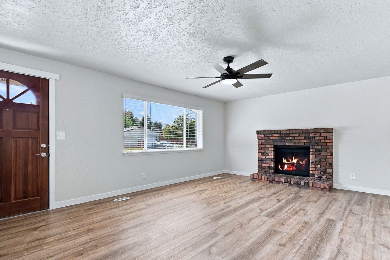580 Amanita St - Photo 2 of 26