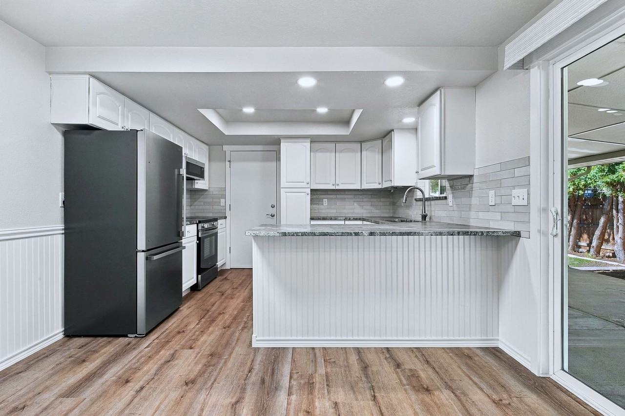 580 Amanita St - Photo 3 of 26