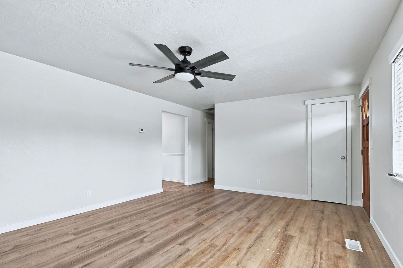 580 Amanita St - Photo 5 of 26