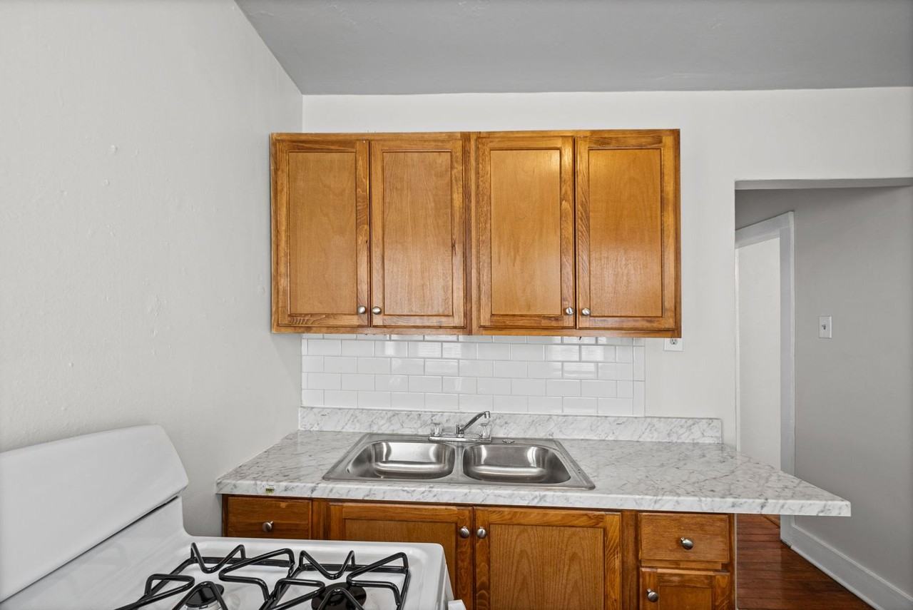 2092 Linden Ave - Photo 5 of 8