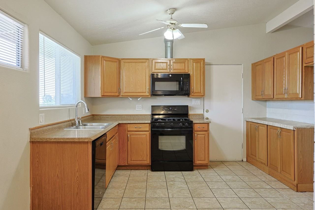 1066 Cuyamaca Ave - Photo 2 of 25
