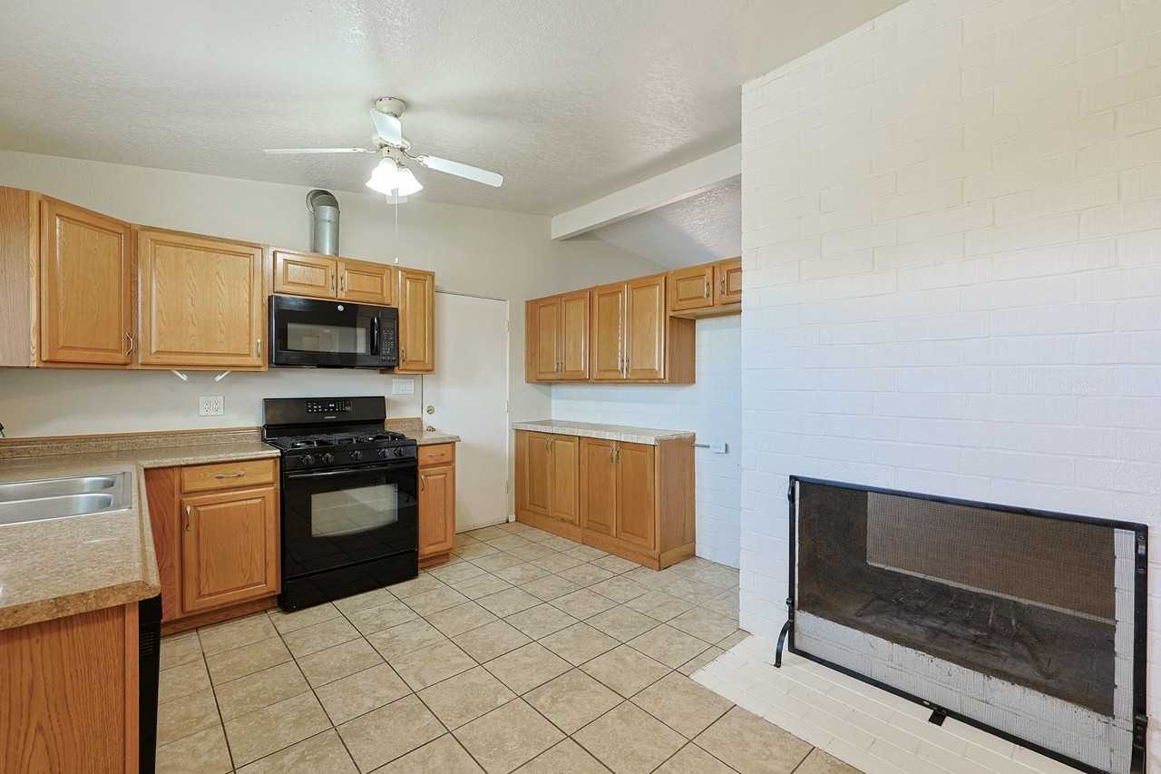 1066 Cuyamaca Ave - Photo 3 of 25