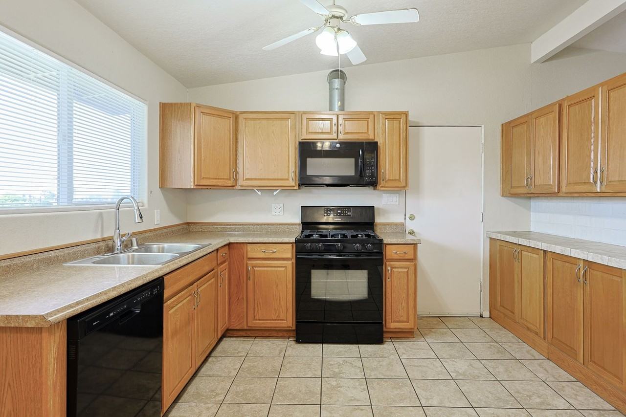 1066 Cuyamaca Ave - Photo 4 of 25