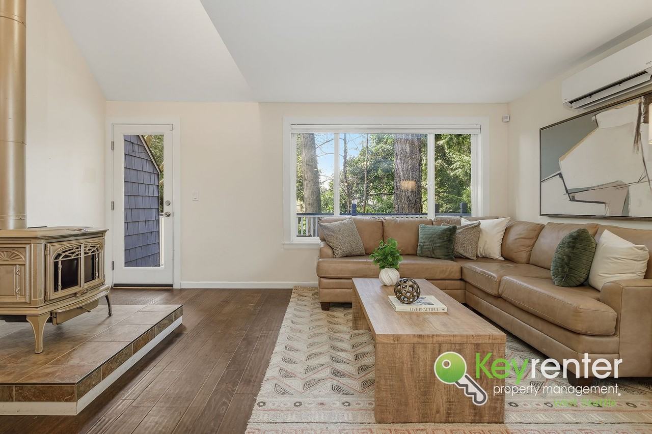 9165 45th Ave Sw #6 - Photo 6 of 41