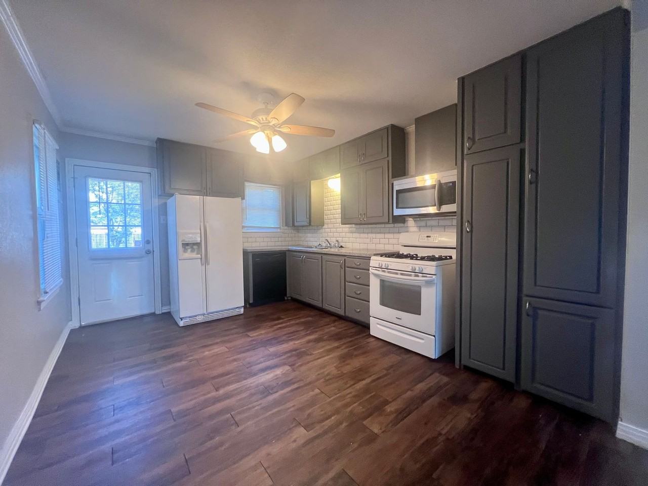2708 37th St - Photo 4 of 8