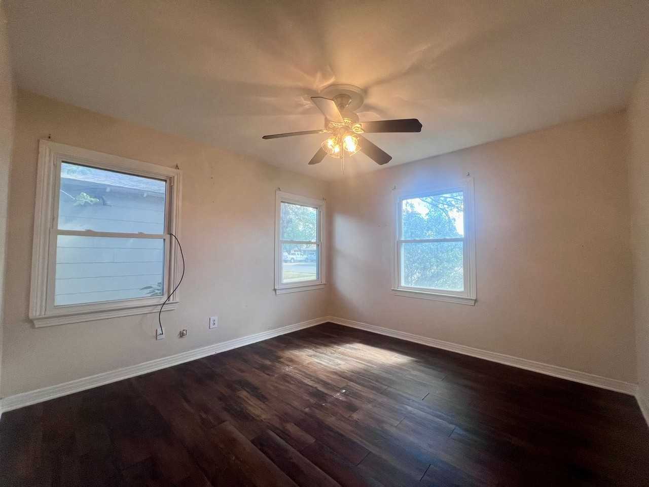 2708 37th St - Photo 6 of 8