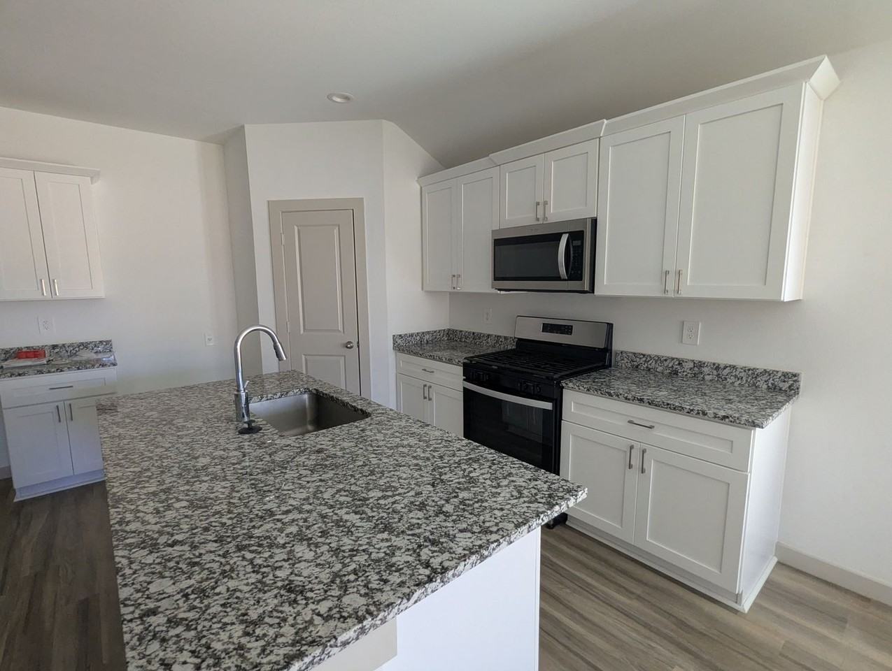 7418 9th St - Photo 5 of 27