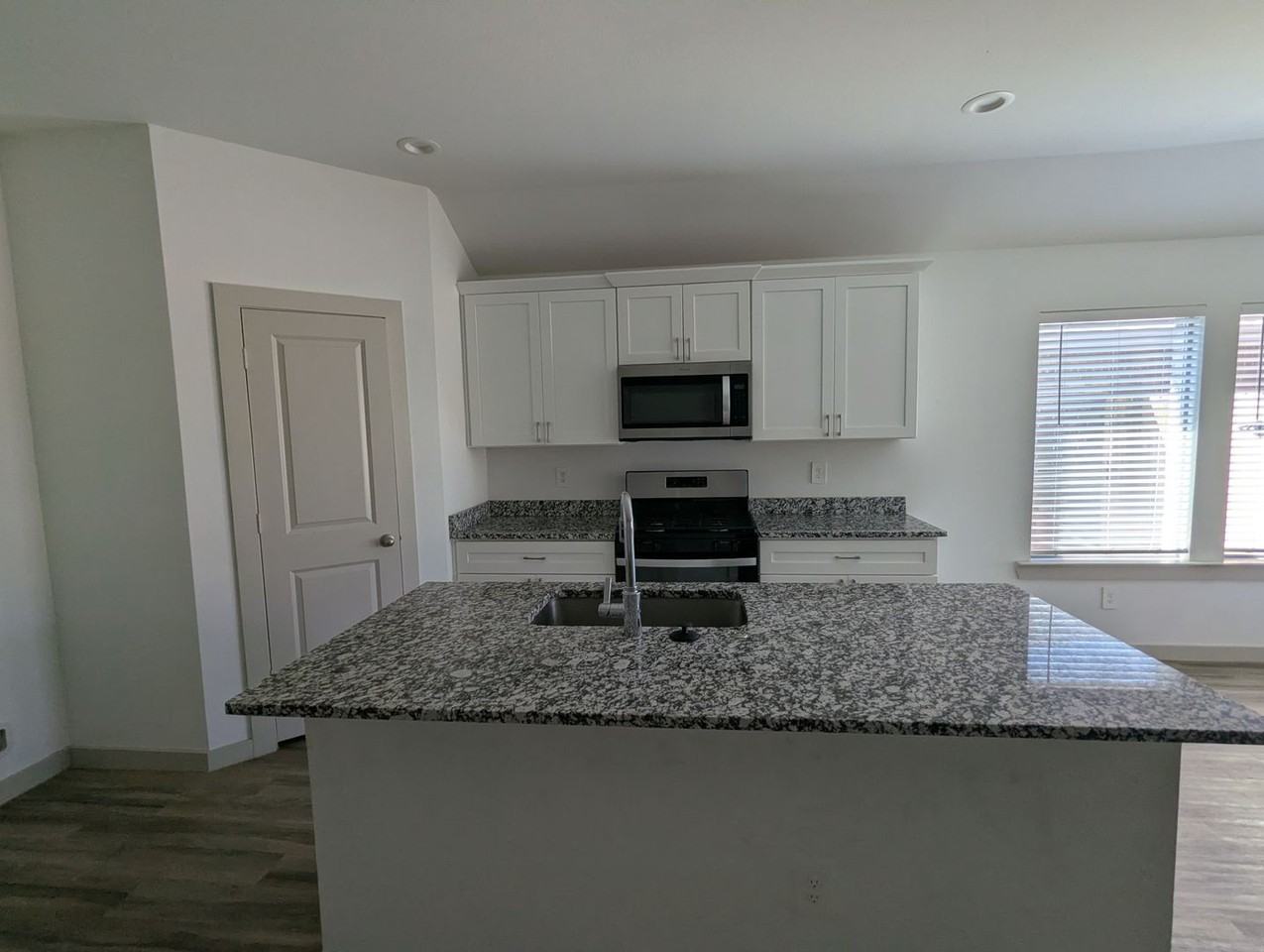 7418 9th St - Photo 6 of 27