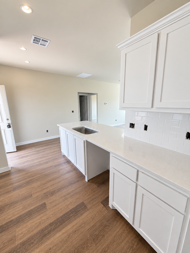 1627 Highland Loop - Photo 4 of 13